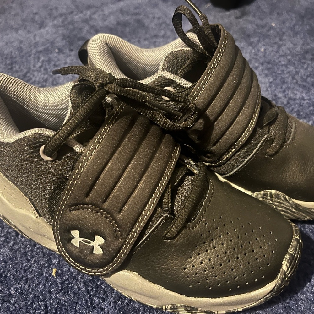 Under Armoir Basketball Sneakers